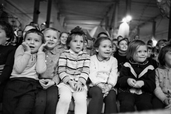 莫斯科“马涅什”中央展厅马戏表演上的孩子们。1969年 - 俄罗斯卫星通讯社
