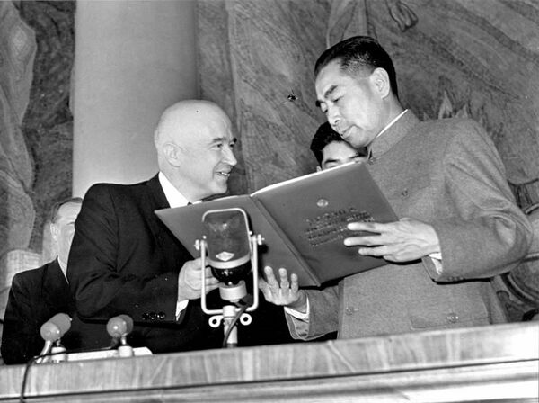 彼得罗夫斯基校长1957年1月向周恩来授予莫斯科大学荣誉博士证书 - 俄罗斯卫星通讯社