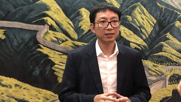 深圳市外事辦公室副主任 鐘嘉俊 - 俄羅斯衛星通訊社
