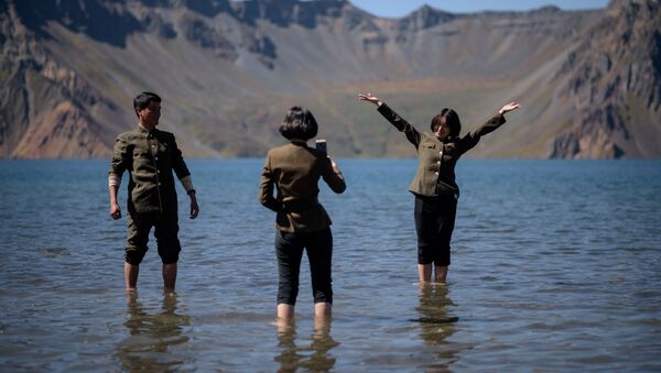 朝鲜白头山天池拍照的游客 - 俄罗斯卫星通讯社