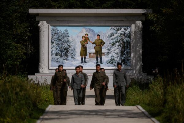 朝鮮白頭山天池拍照的遊客 - 俄羅斯衛星通訊社
