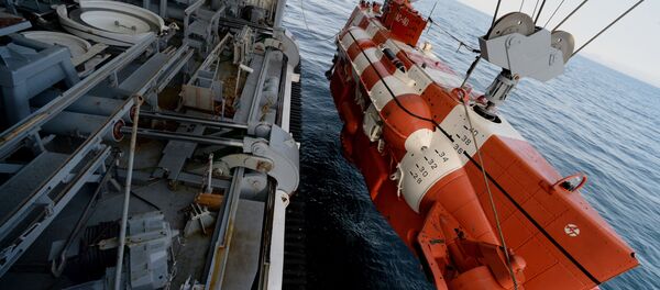 Спасательный глубоководный аппарат Бестер-1 во время подъема на борт спасательного судна Игорь Белоусов во время учений управления поисковых и аварийно-спасательных работ Тихоокеанского флота - 俄羅斯衛星通訊社