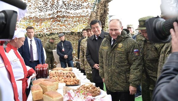 普京与与吉尔吉斯斯坦总统品尝野战面包房烤制的面包 - 俄罗斯卫星通讯社