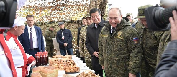 普京与与吉尔吉斯斯坦总统品尝野战面包房烤制的面包 普京与与吉尔吉斯斯坦总统品尝野战面包房烤制的面包 - 俄罗斯卫星通讯社