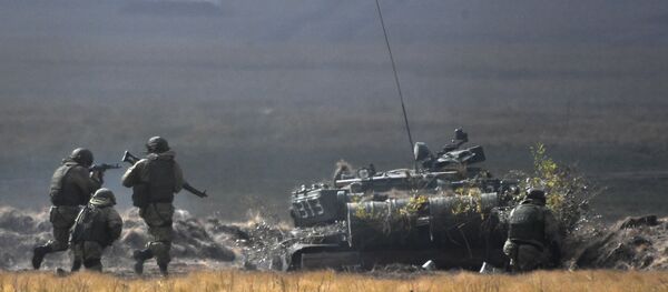 Танк Т-72Б3 во время основного этапа стратегического командно-штабного учения Центр-2019 на полигоне Донгуз - 俄罗斯卫星通讯社