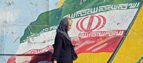 Iranians women walk past a mural of depicting the Iranian national flag in a street in capital Tehran, September 19, 2019. Foreign Minister Mohammad Javad Zarif accused Iran's foes of agitating for war, as Washington and its Gulf allies stepped up their rhetoric over twin attacks on Saudi oil facilities. - 俄罗斯卫星通讯社