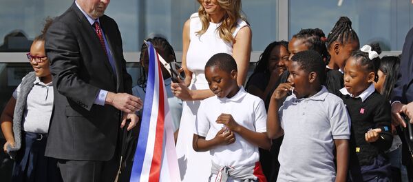 美国第一夫人梅拉尼娅未能剪断彩带 遭遇尴尬 - 俄罗斯卫星通讯社