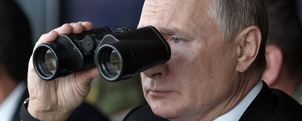 Президент РФ Владимир Путин наблюдает за проведением основного этапа стратегического командно-штабного учения Центр-2019 на полигоне Донгуз - 俄罗斯卫星通讯社