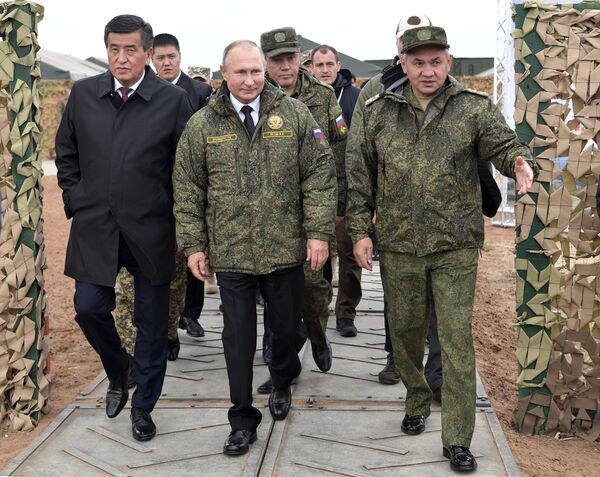总统大约在当地时间12:30抵达训练场。俄罗斯总统与吉尔吉斯斯坦总统索伦贝·热恩别科夫一起观摩演习。 - 俄罗斯卫星通讯社