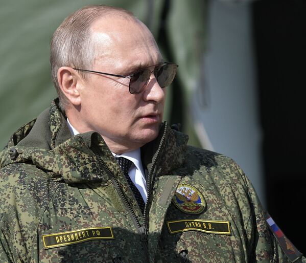 弗拉基米尔·普京在举行“中部-2019” 官兵战略演习的栋古兹训练场上。 - 俄罗斯卫星通讯社