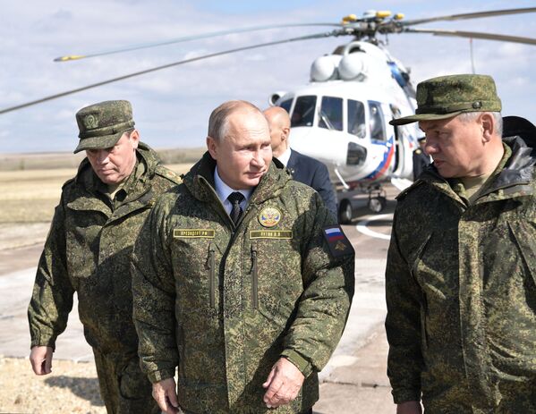 弗拉基米爾·普京總統、國防部長謝爾蓋·紹伊古和武裝部隊總參謀長、國防部第一副部長瓦列里·格拉西莫夫在奧倫堡州的棟古茲訓練場上。 - 俄羅斯衛星通訊社