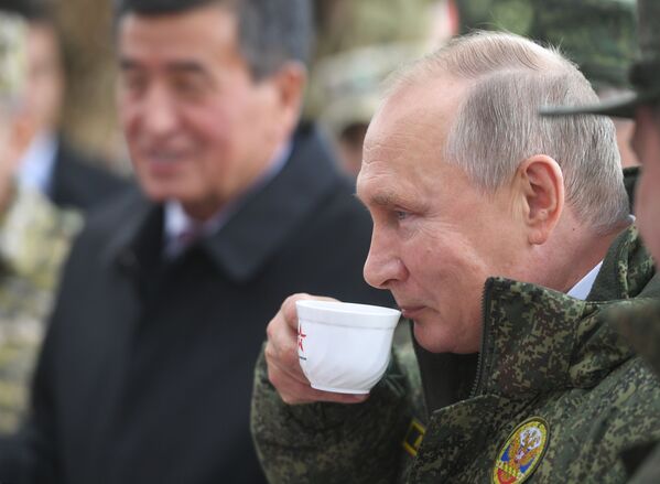 俄罗斯总统和吉尔吉斯斯坦总统品尝了新鲜出炉的面包和茶炊。 - 俄罗斯卫星通讯社