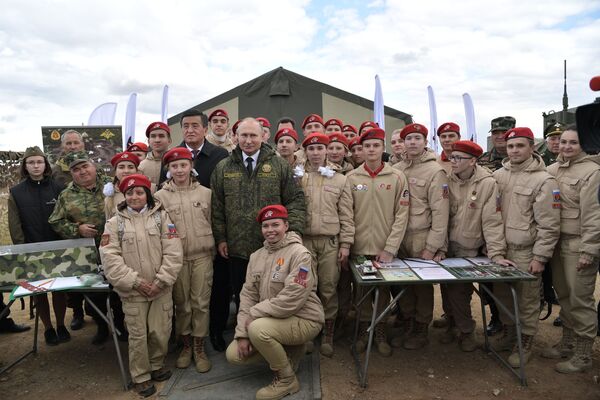 弗拉基米爾·普京和索倫貝·熱恩別科夫在棟古茲訓練場與全俄青少年軍事愛國主義組織“青年軍”的參加者們合影。 - 俄羅斯衛星通訊社