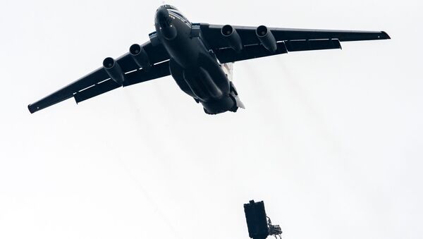 Десантирования парашютным способом боевой техники - 俄羅斯衛星通訊社