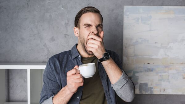 Зевающий человек с чашкой  - 俄羅斯衛星通訊社