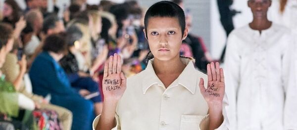 模特对Gucci“带有侮辱性”的新款服饰表示抗议 - 俄罗斯卫星通讯社