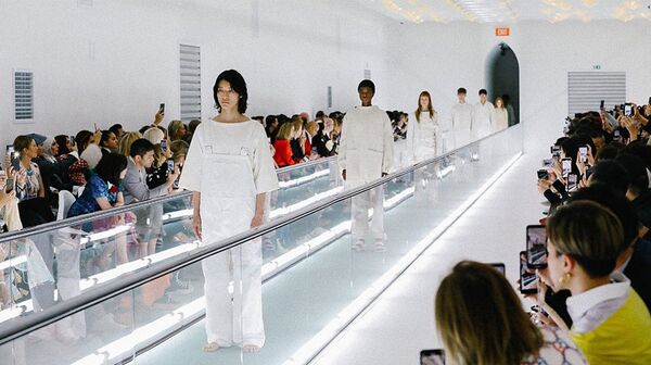模特對Gucci“帶有侮辱性”的新款服飾表示抗議 - 俄羅斯衛星通訊社