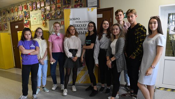 課間中的中文學校7年級學生 - 俄羅斯衛星通訊社