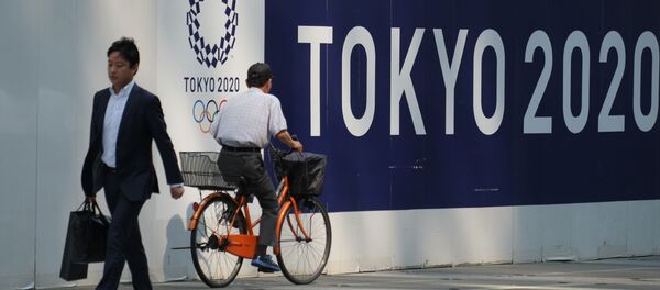 Эмблема Олимпийских и Паралимпийских игр в Токио в 2020 году на строительной площадке в Токио  - 俄罗斯卫星通讯社