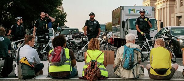 华盛顿警方在抗议气候变化集会期间拘捕30余名积极分子 - 俄罗斯卫星通讯社