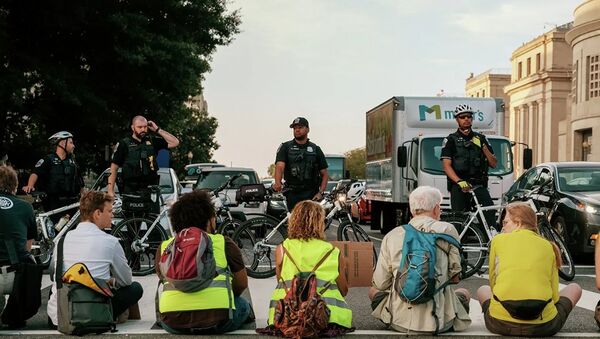 美国50多名气候问题示威者在华盛顿与内政部保安发生冲突后被逮捕 - 俄罗斯卫星通讯社