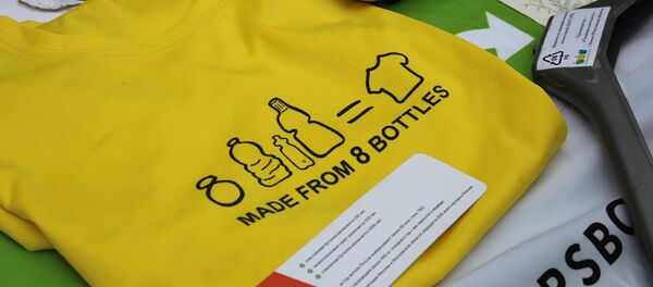 用再加工瓶子制造的体恤衫 - 俄罗斯卫星通讯社
