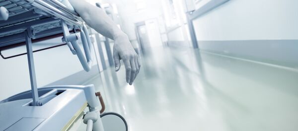 Умерший пациент на каталке в коридоре больницы - 俄罗斯卫星通讯社