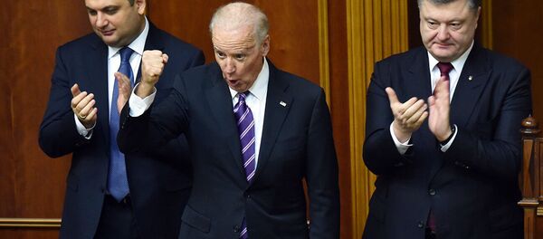 Вице-президент США Джо Байден выступает перед Петром Порошенко после обращения к депутатам Рады. - 俄羅斯衛星通訊社