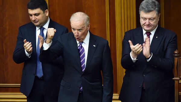 Вице-президент США Джо Байден выступает перед Петром Порошенко после обращения к депутатам Рады. - 俄羅斯衛星通訊社