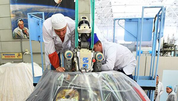 Сотрудники ракетно-космической корпорации Энергия извлекают робота Федора из спускаемого аппарата космического корабля Союз МС-14 после полета на МКС.  - 俄罗斯卫星通讯社