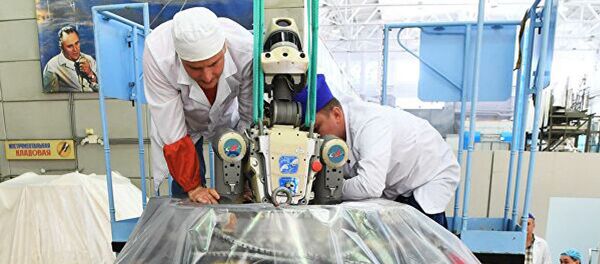 Сотрудники ракетно-космической корпорации Энергия извлекают робота Федора из спускаемого аппарата космического корабля Союз МС-14 после полета на МКС. Сотрудники ракетно-космической корпорации Энергия извлекают робота Федора из спускаемого аппарата космического корабля Союз МС-14 после полета на МКС. - 俄罗斯卫星通讯社