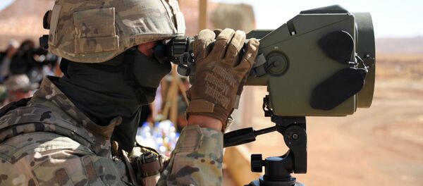 Российский инструктор смотрит в бинокль во время учебной сессии с сирийскими солдатами на военной базе Яфур, Сирия  - 俄罗斯卫星通讯社