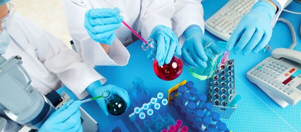 Группа врачей проверяет анализы в лаборатории - 俄罗斯卫星通讯社