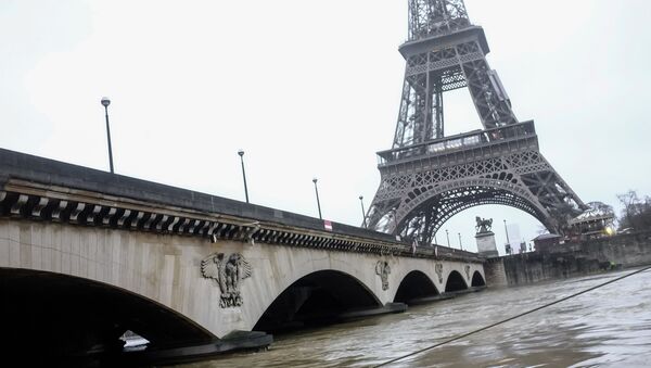 巴黎埃菲尔铁塔熄灯关闭悼念法前总统希拉克 - 俄罗斯卫星通讯社