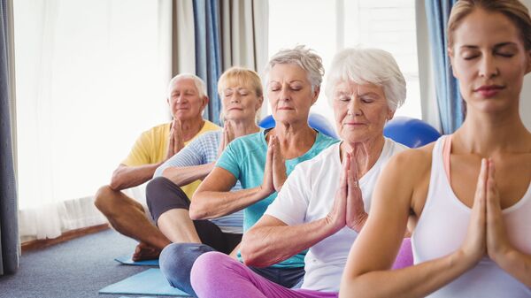 Пожилые люди на занятии по медитации - 俄罗斯卫星通讯社
