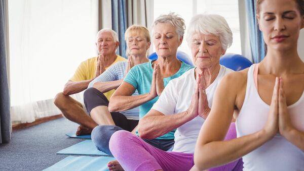 Пожилые люди на занятии по медитации - 俄羅斯衛星通訊社