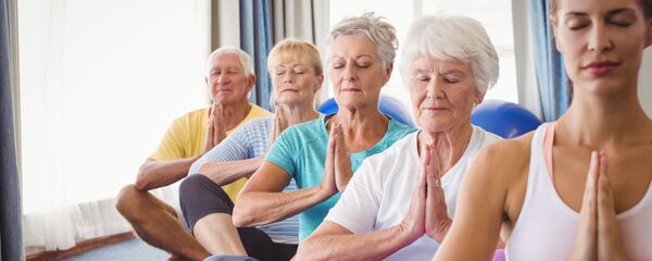 Пожилые люди на занятии по медитации - 俄羅斯衛星通訊社