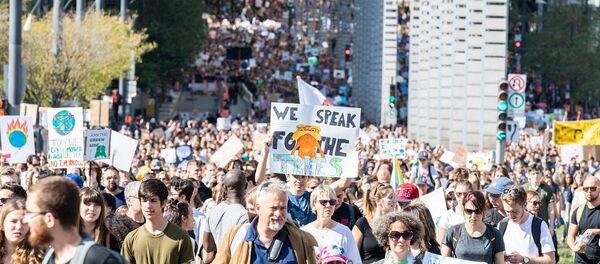 媒体：超50万人参加蒙特利尔气候变化游行 - 俄罗斯卫星通讯社