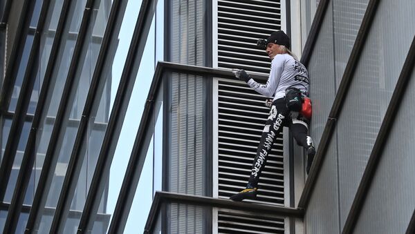 Французский скалолаз по прозвищу человек-паук Ален Робер во время покорения 230-метрового небоскреба Heron Tower в лондонском Сити - 俄罗斯卫星通讯社