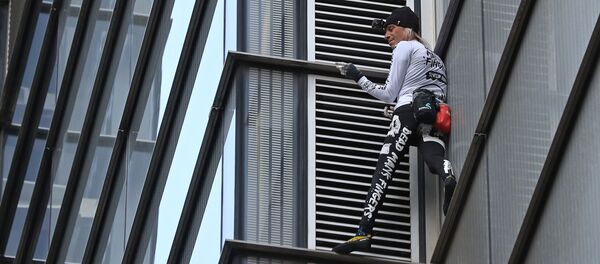 Французский скалолаз по прозвищу человек-паук Ален Робер во время покорения 230-метрового небоскреба Heron Tower в лондонском Сити - 俄罗斯卫星通讯社