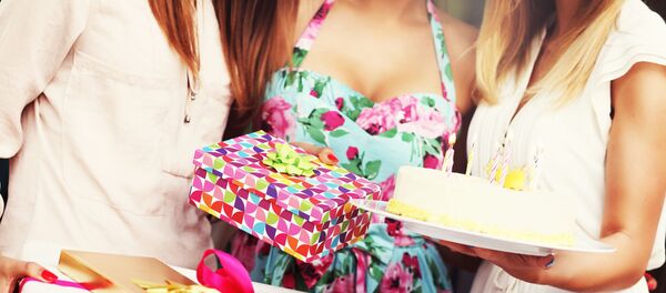 Девушки празднуют день рождения - 俄羅斯衛星通訊社