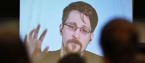 Бывший сотрудник Агентства национальной безопасности США (АНБ) и осведомитель Эдвард Сноуден говорит по видеосвязи из России Бывший сотрудник Агентства национальной безопасности США (АНБ) и осведомитель Эдвард Сноуден говорит по видеосвязи из России - 俄罗斯卫星通讯社