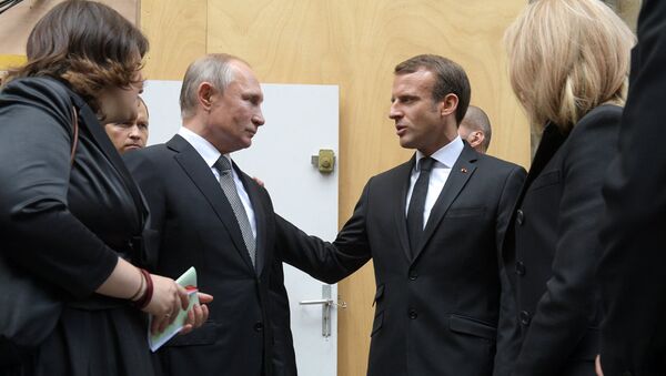 普京與法國總統馬克龍進行簡短交談 - 俄羅斯衛星通訊社