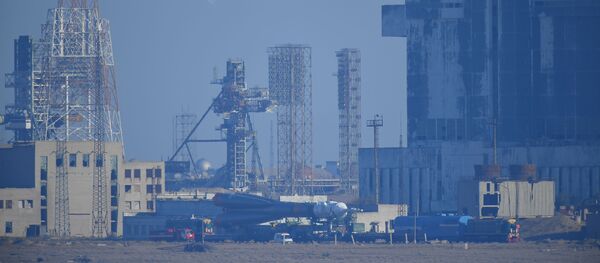 Российский Союз-ФГ с космическим кораблем Союз МС-15 доставляется из сборочного ангара на стартовую площадку перед его предстоящим запуском на космодроме Байконур в Казахстане - 俄罗斯卫星通讯社