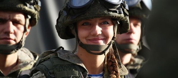 Военнослужащие РФ на построении перед началом выполнения учебно-боевой задачи в рамках подготовки офицеров Вооруженных сил РФ на полигоне Раевский в Краснодарском крае - 俄罗斯卫星通讯社