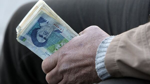 Iranian street money changer holds Iranian banknotes - 俄羅斯衛星通訊社
