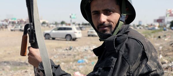 Сторонник хуситов охраняет место сбора продовольствия, предназначенного для хуситов - 俄罗斯卫星通讯社