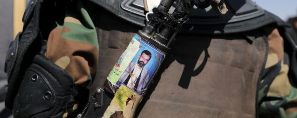 Сторонник хуситов несет оружие с изображением основателя движения Хусейна аль-Хуси Сторонник хуситов несет оружие с изображением основателя движения Хусейна аль-Хуси - 俄羅斯衛星通訊社