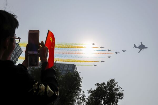 觀眾拍攝中國70週年國慶閱兵的參演飛機 - 俄羅斯衛星通訊社