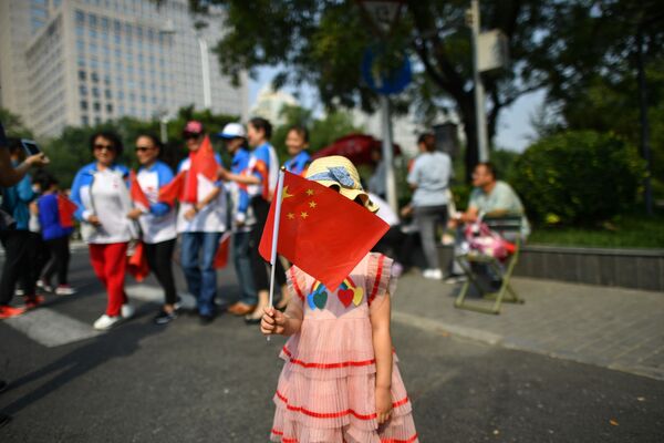 中国70周年国庆阅兵上一名手持中国国旗的小女孩 - 俄罗斯卫星通讯社